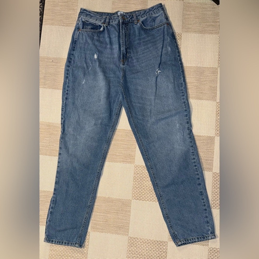 BDG High Rise Mom Jean in Medium Wash Size 31